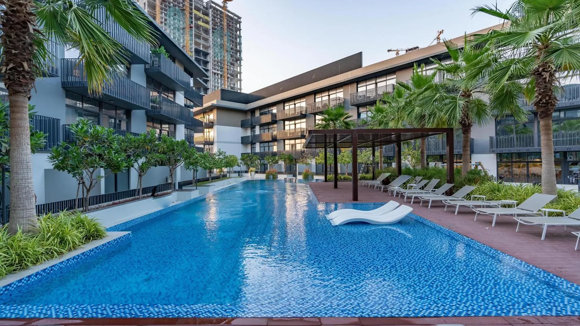 Cozy And Peaceful 2 Bedroom Apartment With Private Garden Dubai